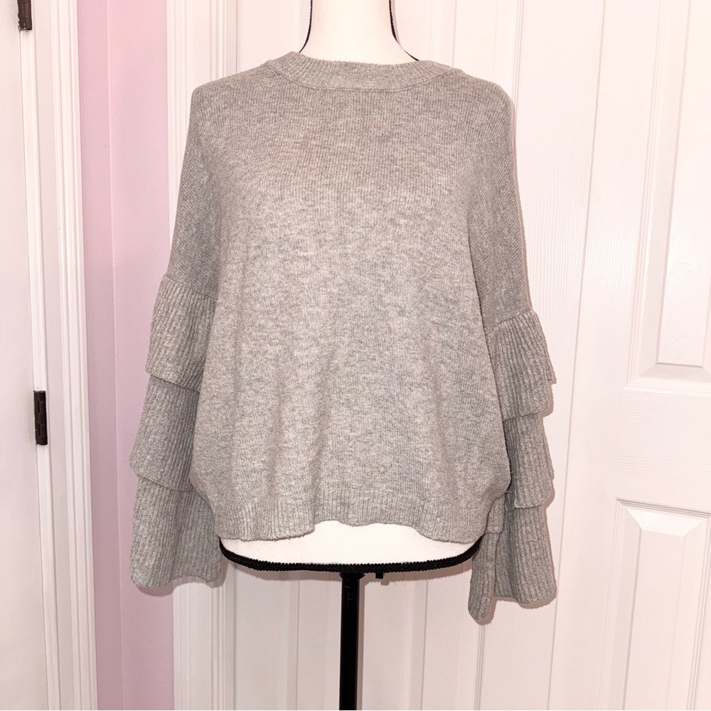 Who What Wear Gray Long Ruffled Sleeve Crew Neck Sweatshirt Sweater Medium